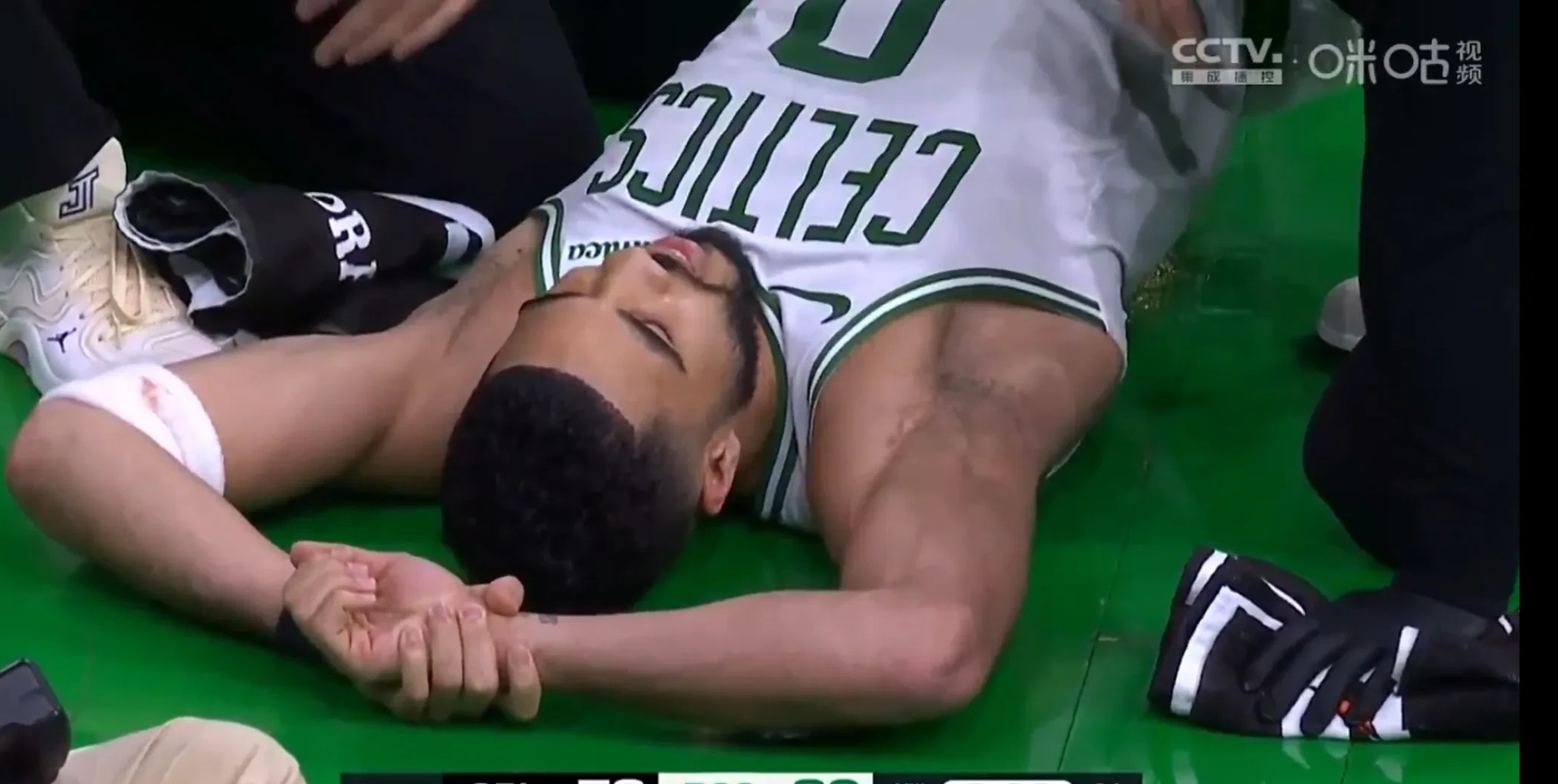 九游APP下载塔图姆在雄鹿比赛中大比分获胜，比赛局势复杂引发热议！全场沸腾不已的简单介绍